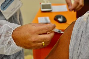 Leia mais sobre o artigo Estudo CovacManaus alcança marca de 1 mil participantes vacinados