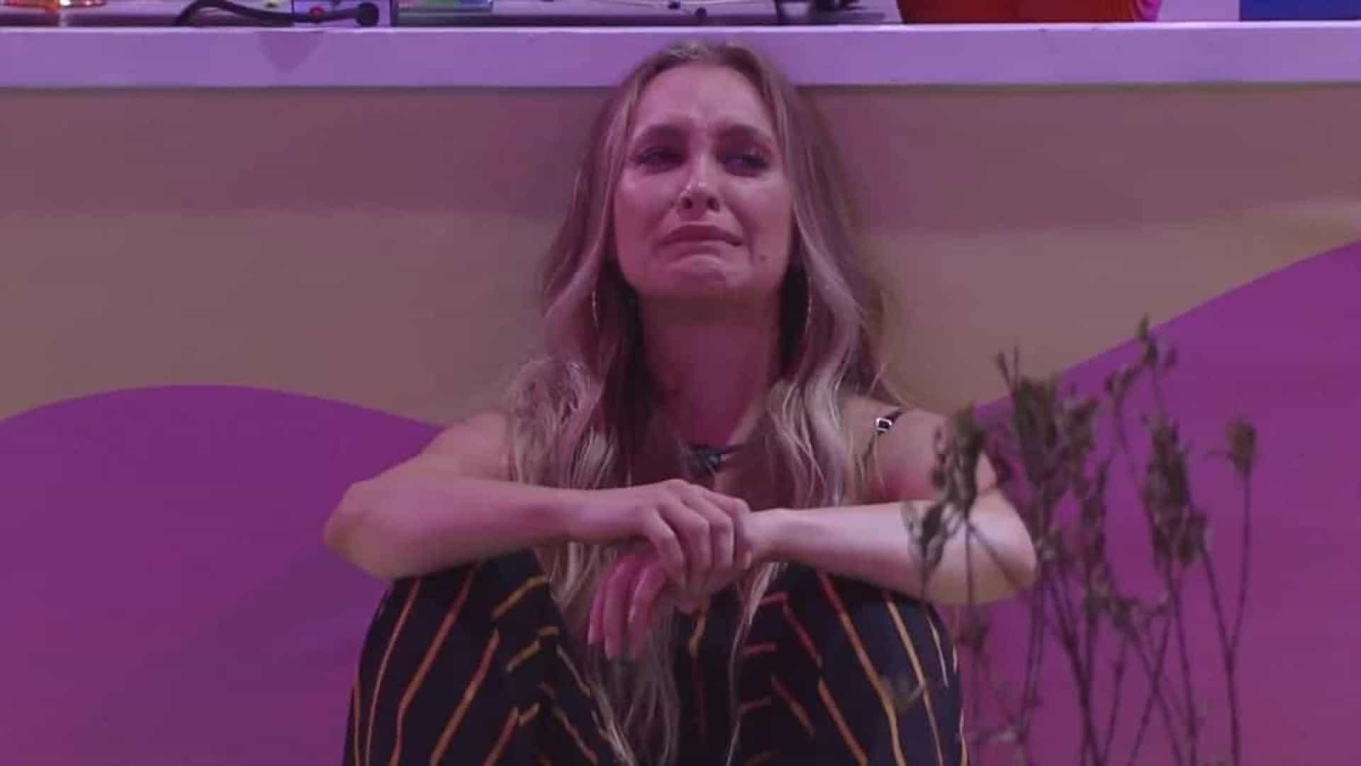 No momento, você está visualizando Festa cheia de funk termina com choro, DRs e até selinho quádruplo no BBB