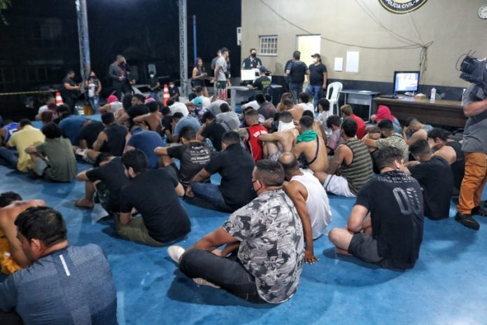 No momento, você está visualizando Festa clandestina, com DJ italiano e mais de 100 pessoas, é flagrada pela polícia