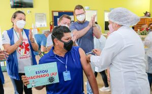 Leia mais sobre o artigo “Eu acredito na ciência”, diz prefeito de Parintins ao ser vacinado contra Covid-19