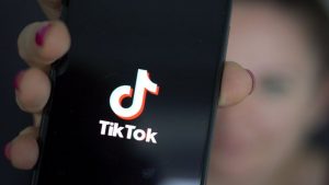 Leia mais sobre o artigo Tiktok: Usuários usam brecha para postar vídeos de pornografia e violência