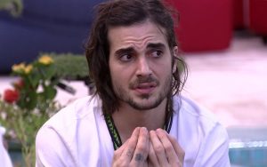 Leia mais sobre o artigo Fiuk leva bronca ao se arrumar para prova de resistência