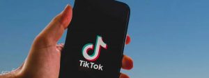 Leia mais sobre o artigo CEO do TikTok está entre as pessoas mais ricas do mundo