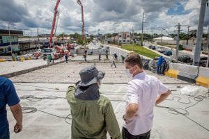 Leia mais sobre o artigo Vice-prefeito fiscaliza início da fase final de concretagem do viaduto do Manoa