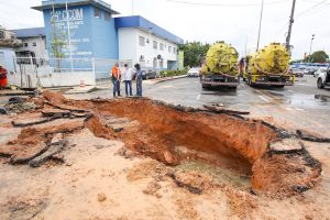 Leia mais sobre o artigo Prefeito acompanha obras de reparo em trecho da Manaus Moderna
