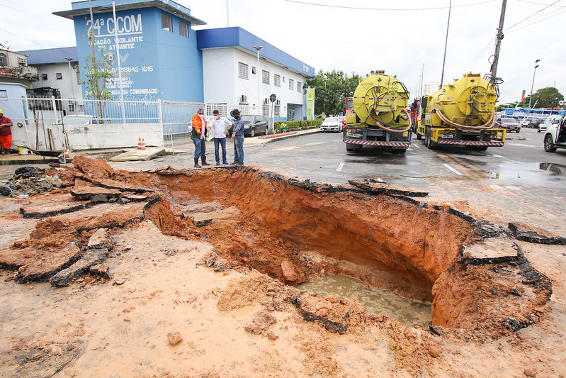 No momento, você está visualizando Prefeito acompanha obras de reparo em trecho da Manaus Moderna