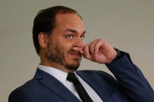 Leia mais sobre o artigo CPI deve apontar Carlos Bolsonaro como articulador de rede de fake news
