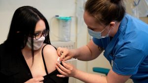 Leia mais sobre o artigo Reino Unido: Jovens que tiveram Covid serão pagos para serem expostos à doença