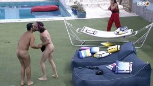 Leia mais sobre o artigo Gil e Fiuk se beijam e pulam pelados na piscina no BBB