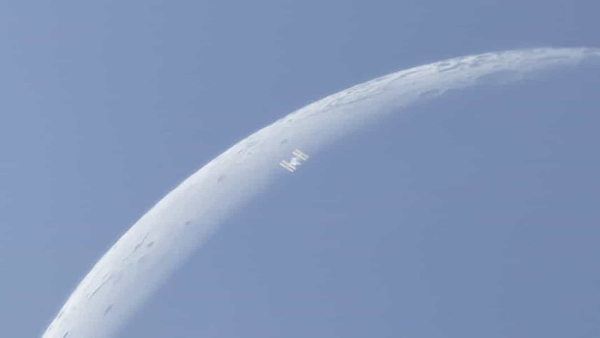 No momento, você está visualizando Fotografia mostra Estação Espacial passando pela Lua