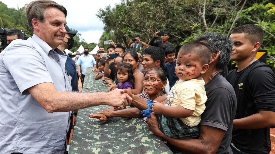 No momento, você está visualizando Sem máscara, Bolsonaro visita terras indígenas no Amazonas