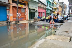Leia mais sobre o artigo Avanço da cheia interdita trecho da rua dos Barés em Manaus