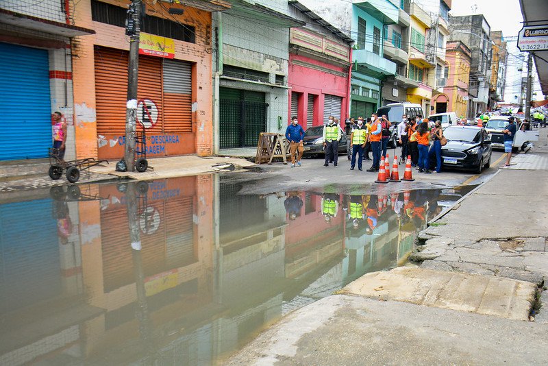 No momento, você está visualizando Avanço da cheia interdita trecho da rua dos Barés em Manaus