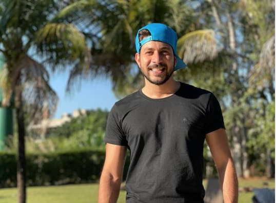 Leia mais sobre o artigo Caio faz homenagem na cueca para Rodolffo
