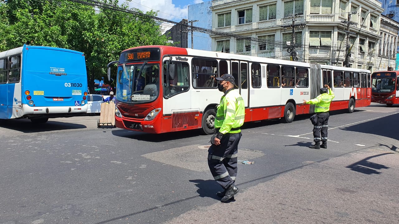 No momento, você está visualizando Ônibus articulados mudam rota no Centro devido à cheia do rio Negro