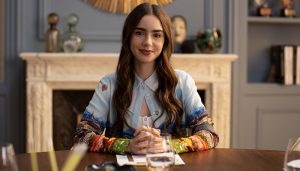 Leia mais sobre o artigo Lilly Collins, de ‘Emily em Paris’, mostra gravações para 2ª temporada