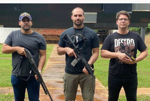 Leia mais sobre o artigo Mario Frias anda com arma na cintura durante o trabalho