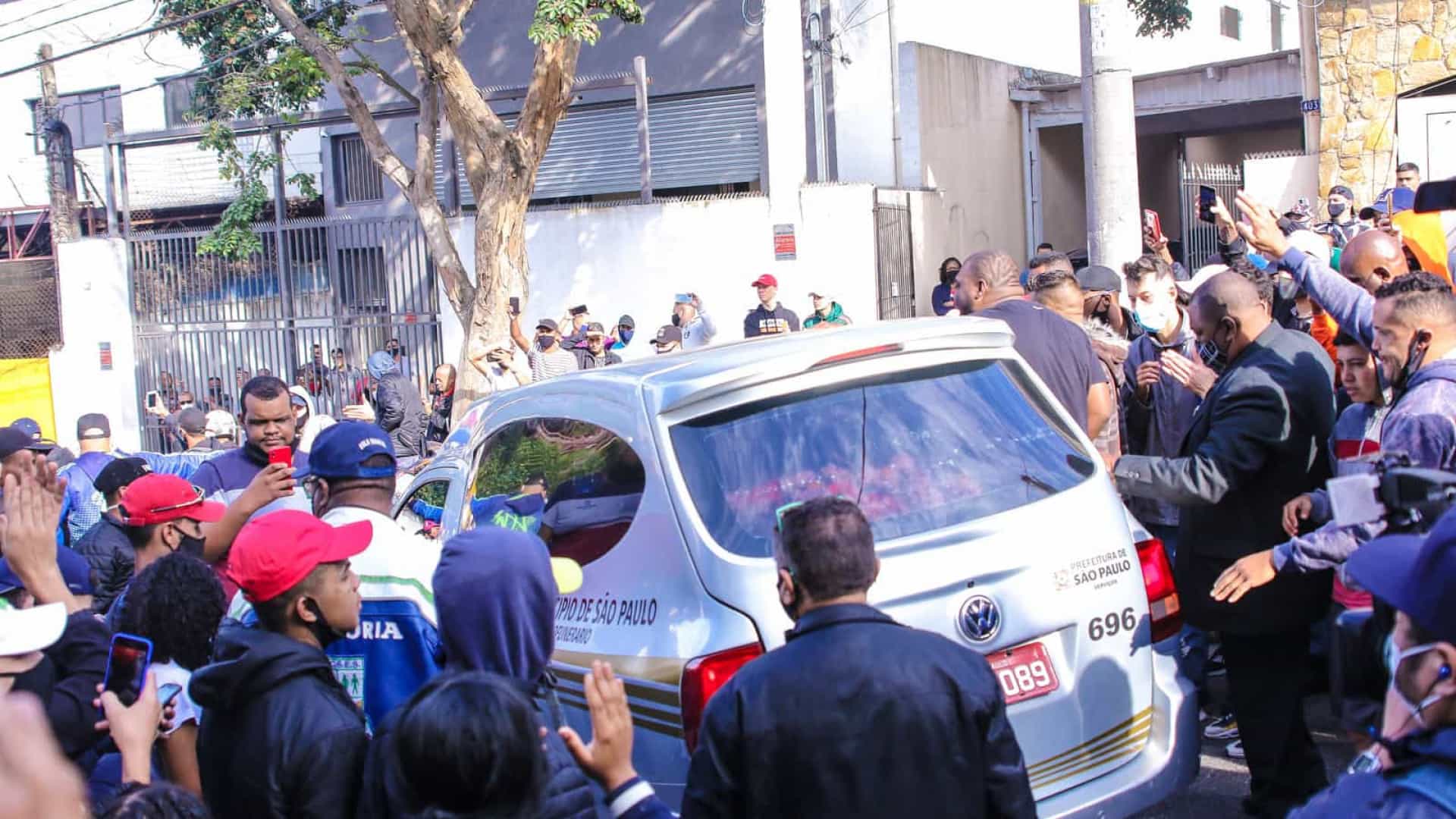 Leia mais sobre o artigo Carro funerário com caixão do cantor Mc Kevin é cercado por fãs