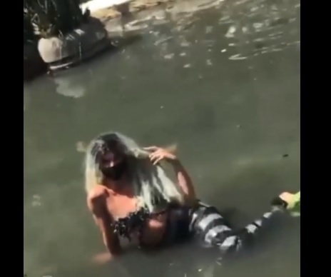 No momento, você está visualizando Sereia faz sucesso ao posar em área alagada de Manaus