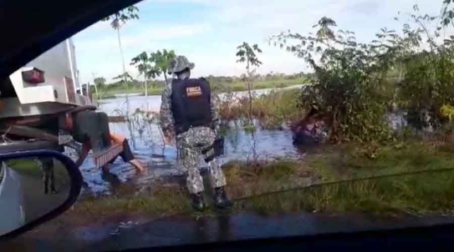 Leia mais sobre o artigo Viatura da Força Nacional cai em lago no Careiro da Várzea