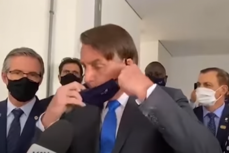 Leia mais sobre o artigo Surtado, Bolsonaro tira a máscara e manda jornalista calar a boca durante entrevista