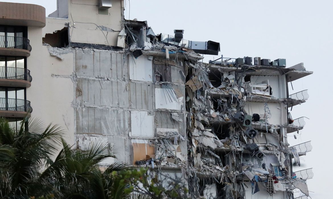 Leia mais sobre o artigo Sobe para 11 número de mortos em desabamento de prédio na Flórida