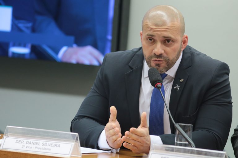 No momento, você está visualizando Advogados de Daniel Silveira pagam fiança de R$ 100 mil, mas banco devolve