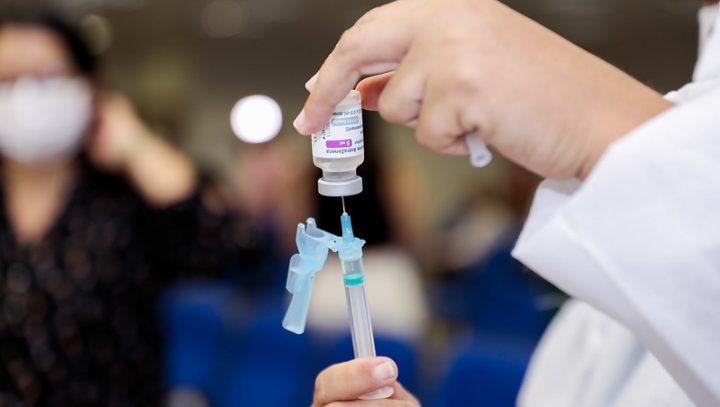 Leia mais sobre o artigo Mais de 1,8 mil doses foram aplicadas na primeira hora de vacinação de pessoas com 28 anos
