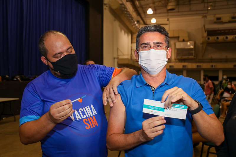 No momento, você está visualizando Aos 52 anos, prefeito de Manaus é vacinado contra Covid-19