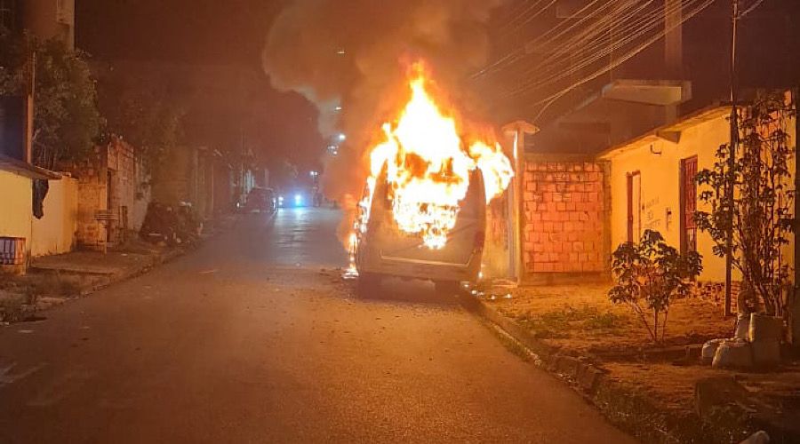Leia mais sobre o artigo Facções queimam ônibus após morte de traficante em Manaus