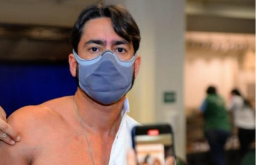 Leia mais sobre o artigo Vereador de Manaus, Diego Afonso sensualiza ao se vacinar contra Covid-19