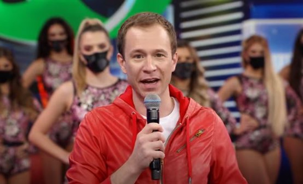 Leia mais sobre o artigo Tiago Leifert apresenta ‘Domingão do Faustão’ e agita web