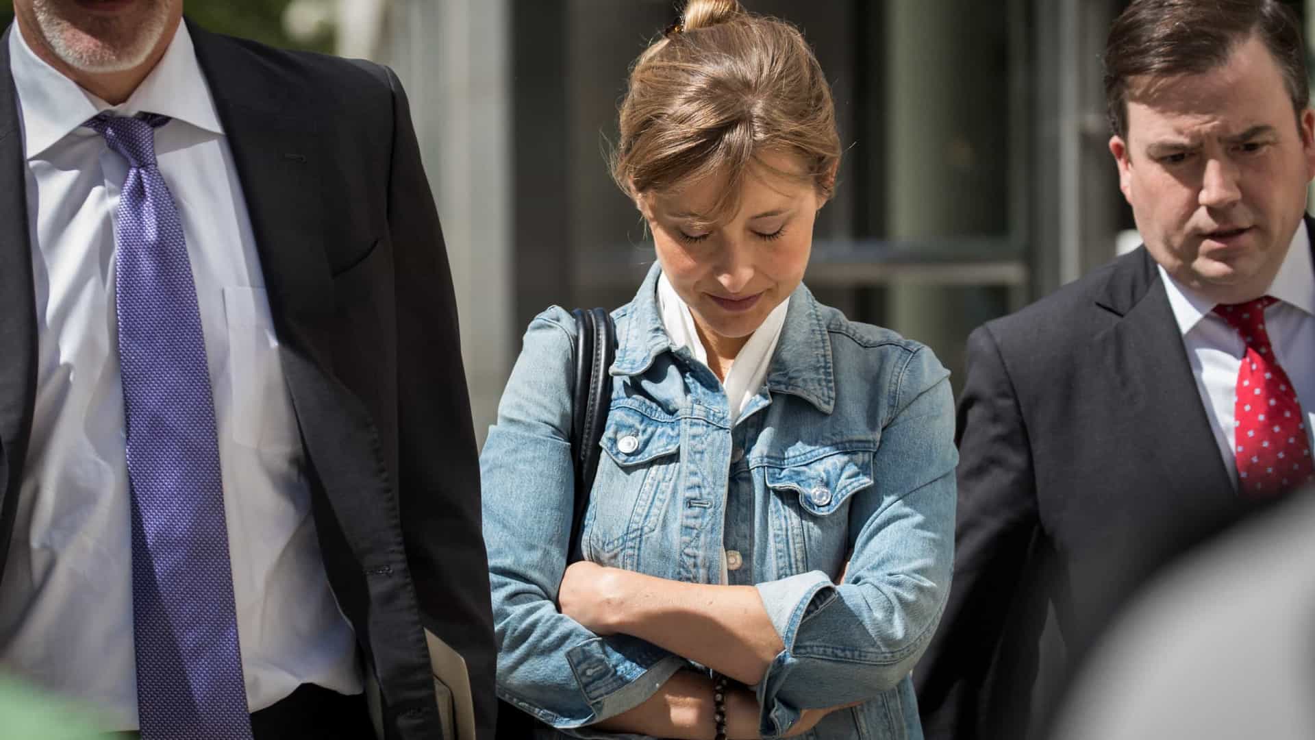 Leia mais sobre o artigo Atriz de ‘Smallville’ pede desculpas a vítimas de culto de escravidão sexual
