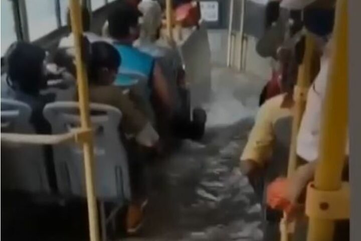Leia mais sobre o artigo Ao som de Titanic, ‘busão’ cheio de passageiros ‘naufraga’ e vídeo viraliza na internet