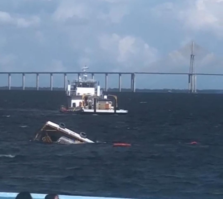 Leia mais sobre o artigo Vídeo mostra naufrágio de lancha na Ponta Negra em Manaus