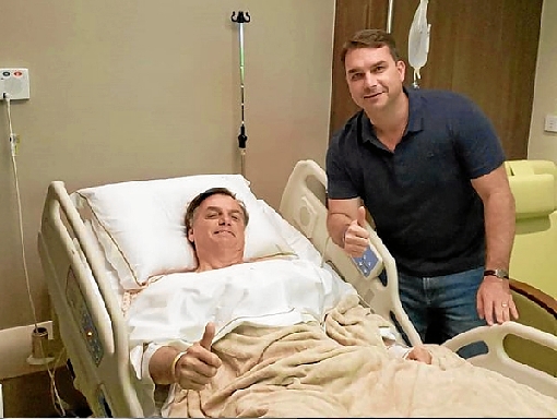 Leia mais sobre o artigo Flávio diz que Bolsonaro está intubado na UTI