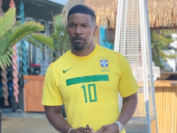 Leia mais sobre o artigo Em clima de Olimpíadas, Jamie Foxx posa torcendo para o Brasil