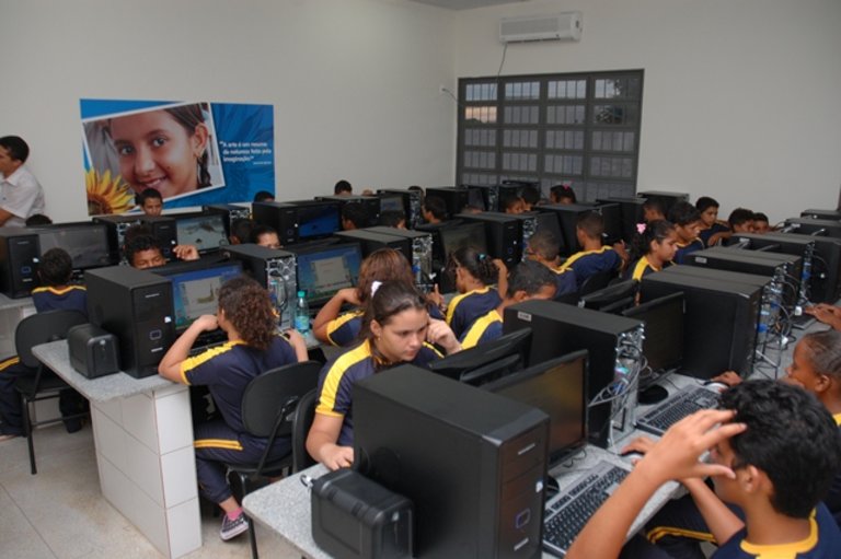 No momento, você está visualizando Governo Bolsonaro briga na Justiça para não dar internet a alunos de escola pública