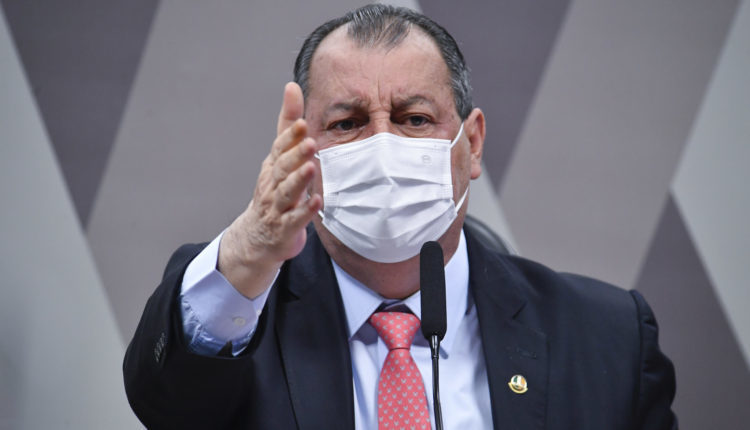 Leia mais sobre o artigo ‘Não aceito que a CPI vire chacota’, diz Omar Aziz após mandar prender Roberto Dias