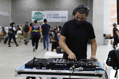 Leia mais sobre o artigo Festa da imunização: DJ anima abertura do mutirão Vacina Amazonas