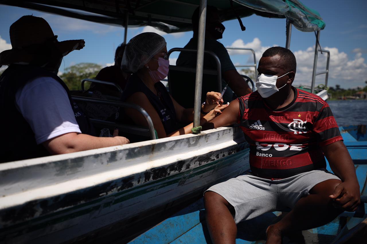 Leia mais sobre o artigo Drive-thru fluvial favorece população ribeirinha de Iranduba durante campanha Vacina Amazonas