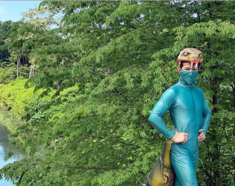 Leia mais sobre o artigo Fantasiado de cobra, modelo amazonense viraliza ao se vacinar contra Covid-19