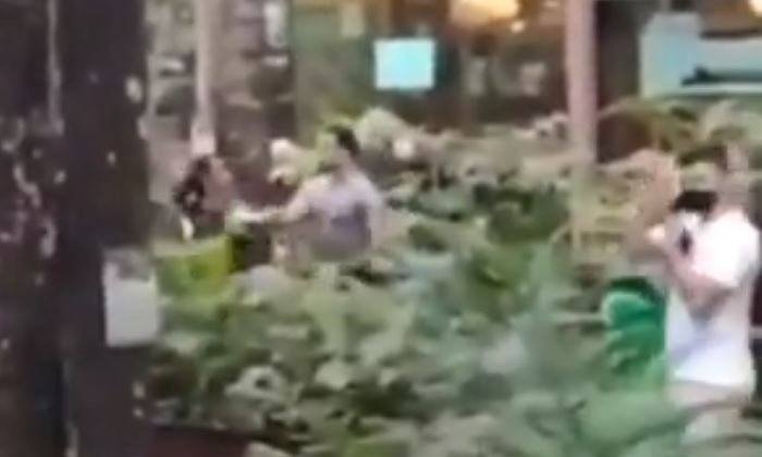 Leia mais sobre o artigo Mulher ‘faz barraco’ ao flagrar marido com suposta amante em shopping de Manaus