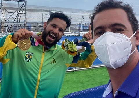 Leia mais sobre o artigo Repórter da Globo cai no choro após ouro de Ítalo Ferreira na Olimpíada