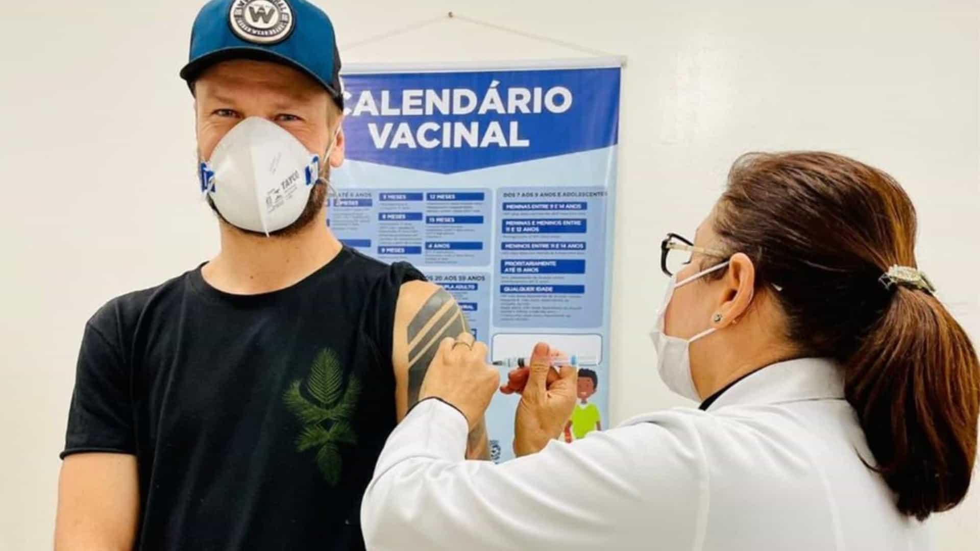 Leia mais sobre o artigo Rodrigo Hilbert se vacina e vira alvo de piadas