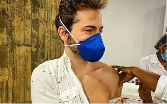 Leia mais sobre o artigo Thales Bretas, viúvo de Paulo Gustavo, é vacinado contra Covid-19
