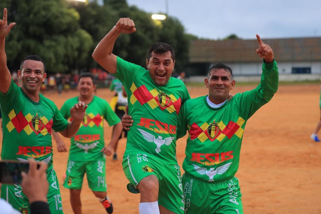 Leia mais sobre o artigo Wilson joga futebol na Compensa e anuncia revitalização do CDC