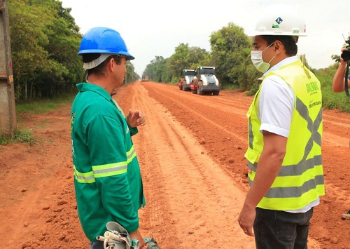 Leia mais sobre o artigo Governador Wilson Lima vistoria obra de pavimentação de ramais em Iranduba