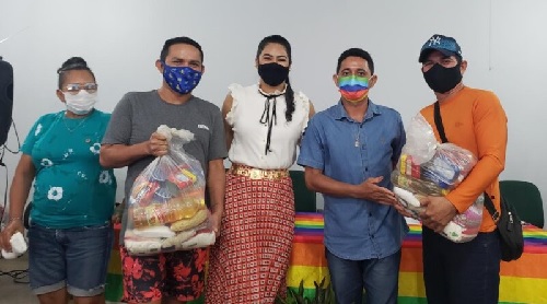 No momento, você está visualizando Mayra Dias faz entrega de cestas básicas ao movimento LGBTQIA+