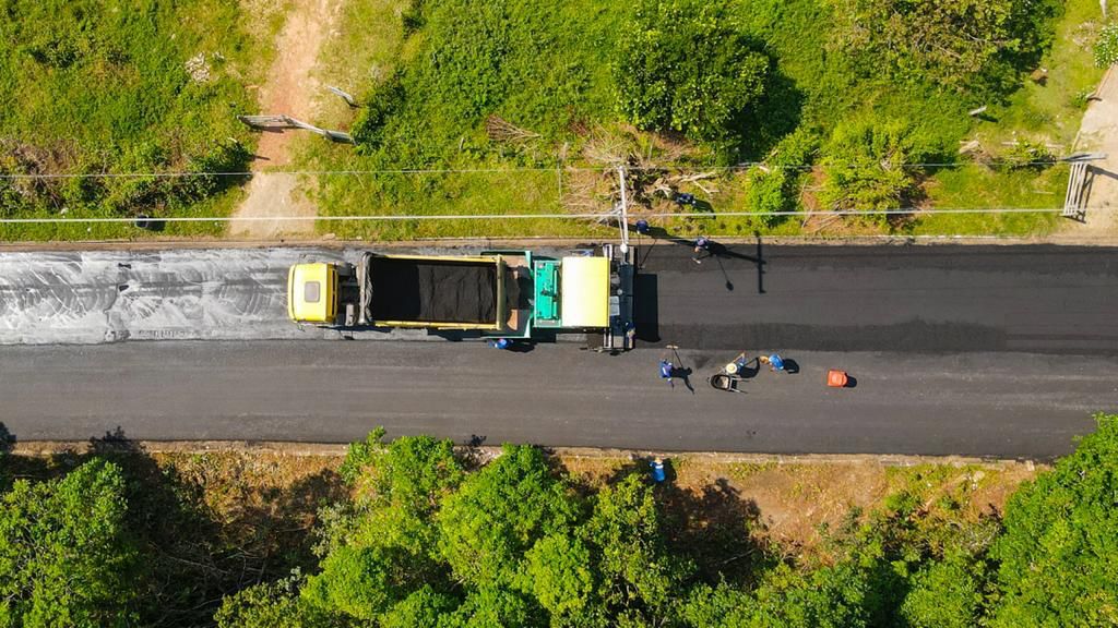 Leia mais sobre o artigo Prefeitura recupera estradas e intensifica recapeamento na zona urbana de Parintins
